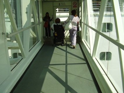 Silvia in carrozzina sulla passerella di imbarco della nave
