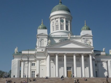 La Cattedrale di Helsinki sotto un cielo azzurro