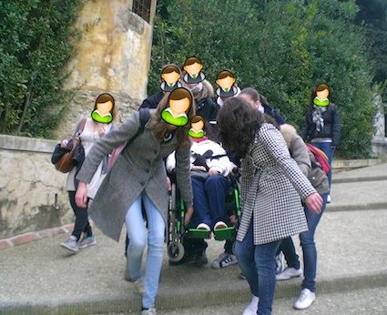 Chiara in carrozzina con i compagni durante il viaggio a Firenze