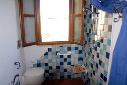 Bagno con maniglioni Bagno con maniglioni