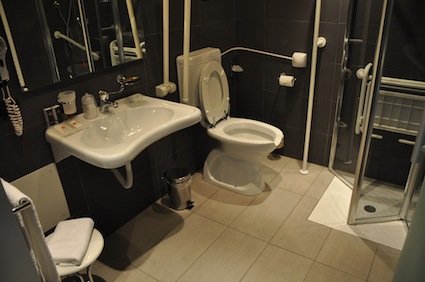 Bagno Accessibile Disabili hotel a Parma Foto Bagno Accessibile
