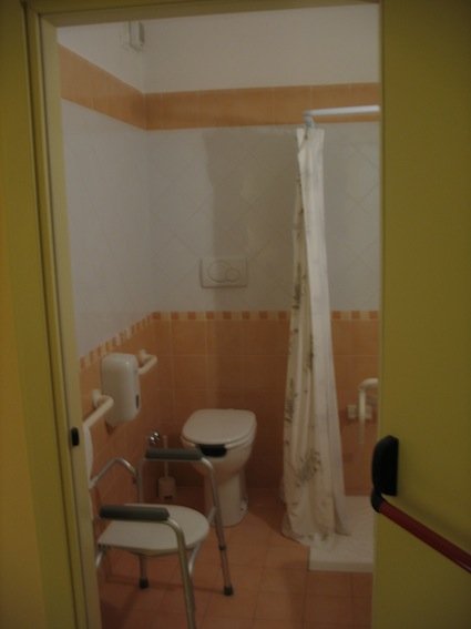 foto bagno accessibile follonica