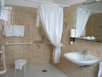 bagno accessibile hotel doccia accessibile